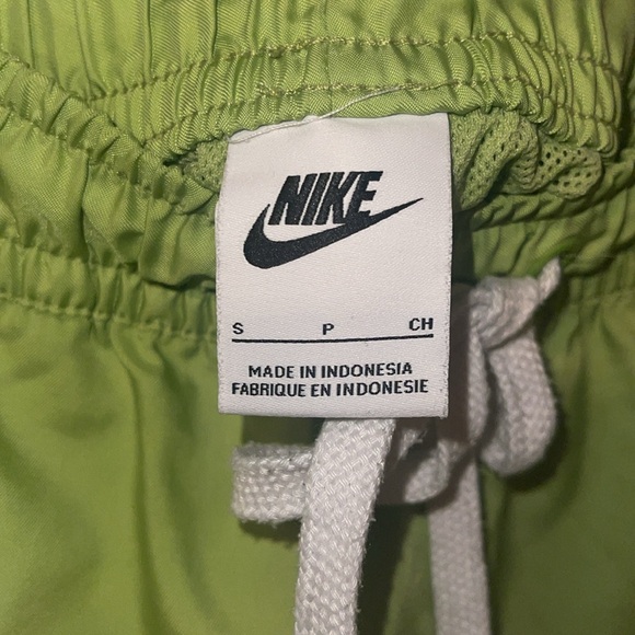Nike Green Shorts - Picture 2 of 3